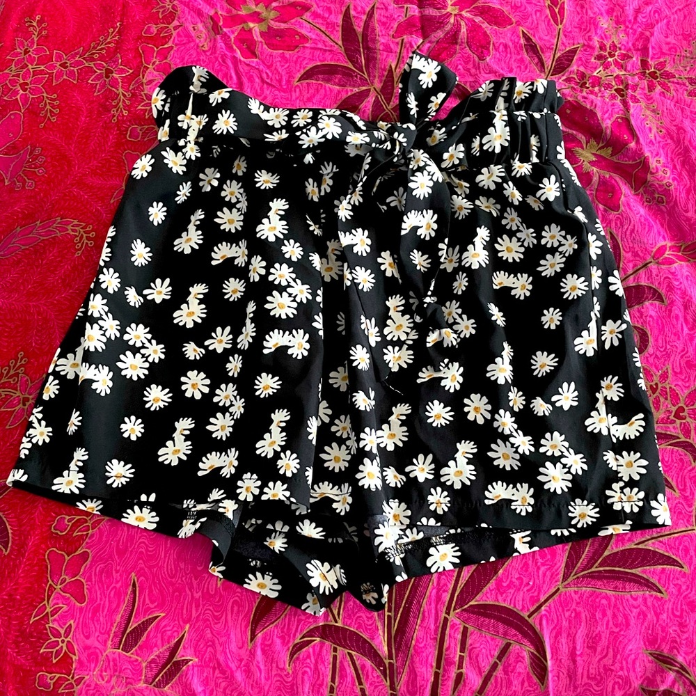 Cute black short with sunflower 🌻